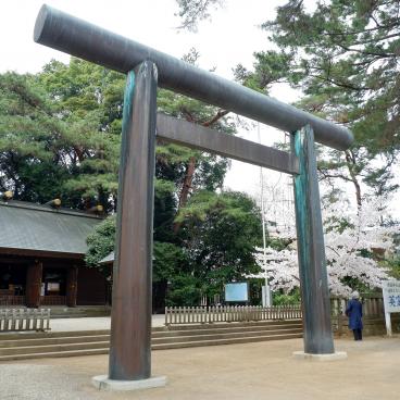 Parc d'Omiya (Saitama), porte Torii et pavillon du sanctuaire Gokoku