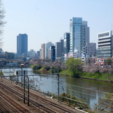 Parc Sotobori (Tokyo), vue sur les anciennes douves et les voies ferrées