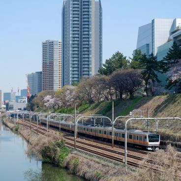Parc Sotobori (Tokyo), vue sur les anciennes douves et le train JR Chuo en direction d'Iidabashi