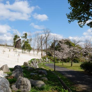 Parc Tsurumi Ryokuchi, colline du moulin à vent hollandais