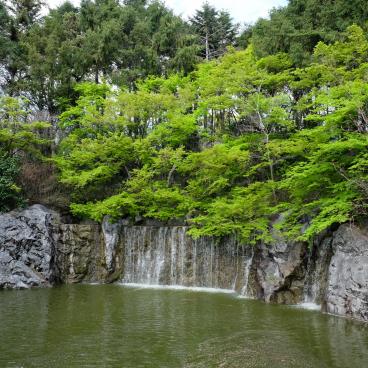 Parc Tsurumi Ryokuchi, cascade du jardin canadien