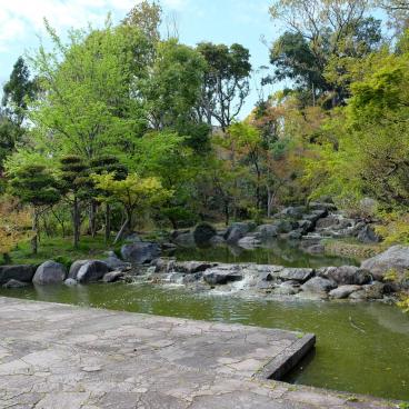 Parc Tsurumi Ryokuchi, plan d'eau du jardin japonais