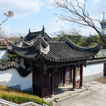 Parc Tsurumi Ryokuchi, architecture asiatique