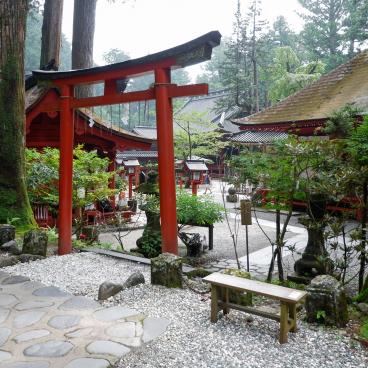 Futarasan-jinja (Nikko), torii avec vue sur l'enceinte du sanctuaire