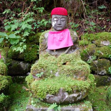 Abysse de Kanmangafuchi (Nikko), statues de Jizo alignées (Narabi Jizo ou Bake Jizo) 3