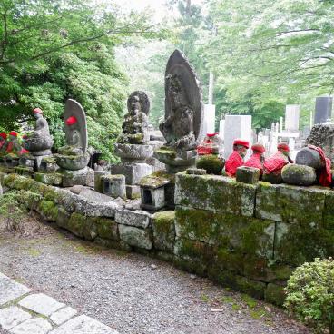 Abysse de Kanmangafuchi (Nikko), cimetière et statues jizo du temple Joko-ji