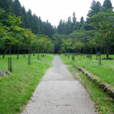 Abysse de Kanmangafuchi (Nikko), chemin entre les temples Joko-ji et Jiun-ji 