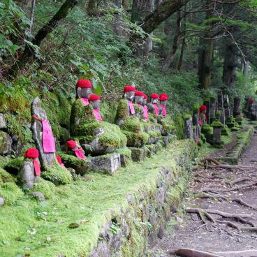 Abysse de Kanmangafuchi (Nikko), statues de Jizo alignées (Narabi Jizo ou Bake Jizo)