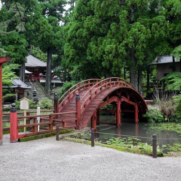 Kongosho-ji (Mont Asama, Ise), vue sur l'enceinte du temple et le pont en demi-lune taiko-bashi