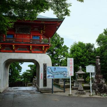 Kongosho-ji (Mont Asama, Ise), porte Gokurakumon vers Okunoin et son cimetière
