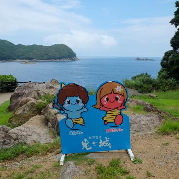 Kumano (Mie), entrée du site Onigajo avec les mascottes démon