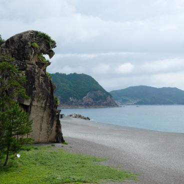 Kumano (Mie), rocher Shishiiwa sur la plage Shichiri-mihama
