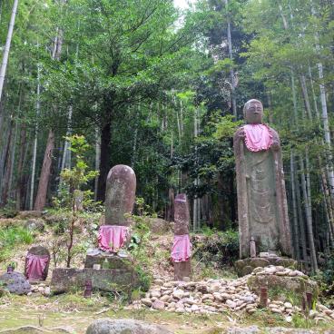 Kumano (Mie), statues de Jizo au sommet du col de Matsumoto-toge sur la route de Kumano Kodo Iseji