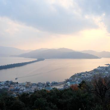 Amanohashidate, vue depuis l'observatoire du parc Kasamatsu au soleil couchant