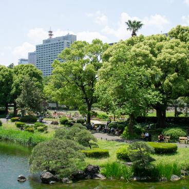 Parc Hibiya (Tokyo), étang et végétation du jardin public au printemps