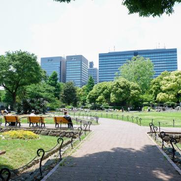 Parc Hibiya (Tokyo), allée du jardin public au printemps