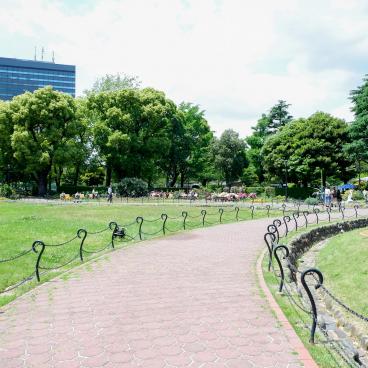 Parc Hibiya (Tokyo), allée du jardin public au printemps 2