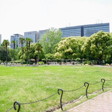 Parc Hibiya (Tokyo), allée et pelouse du jardin public au printemps