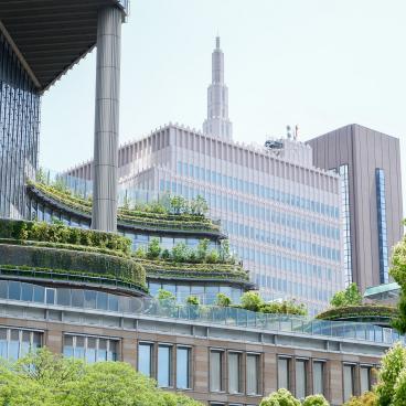 Parc Hibiya (Tokyo), vue sur Tokyo Midtown Hibiya et sa terrasse Parkview Garden