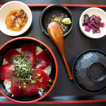 Menu Donburi Maguro-don (riz et thon rouge en sashimi) avec soupe miso