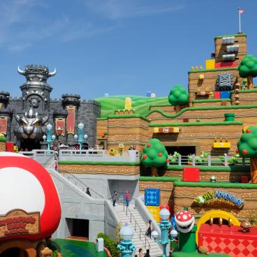 Super Nintendo World (USJ, Osaka), vue sur le Royaume Champignon, la forteresse de Bowser et le Mont Kiléraide