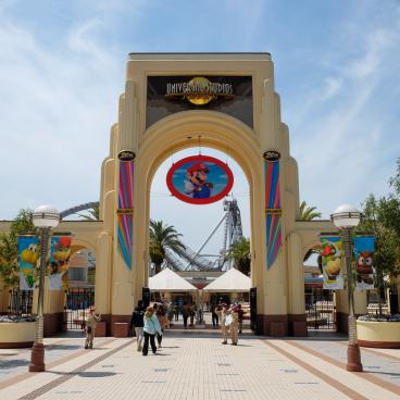 Universal Studios Japan (USJ, Osaka), entrée du parc décorée pour le 20e anniversaire en 2021