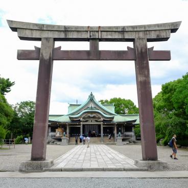 Hokoku-jinja (Osaka), porte torii et vue sur le bâtiment principal du sanctuaire