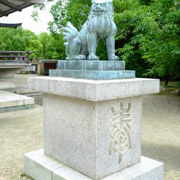 Hokoku-jinja (Osaka), statue gardienne Komainu du sanctuaire