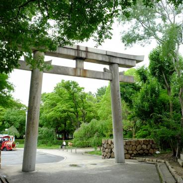 Hokoku-jinja (Osaka), porte torii à l'entrée du sanctuaire 3