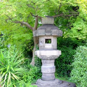 Hokoku-jinja (Osaka), lanterne en pierre du sanctuaire