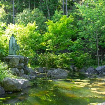 Josho-ji (Kyoto), étang avec statue de Hakuba Kannon à l'arrière du temple