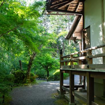 Josho-ji (Kyoto), pavillon du temple et végétation verdoyante