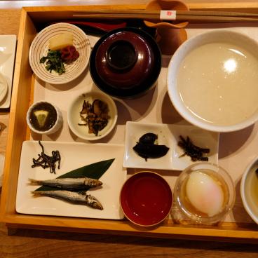 Asora no Chaya (Mie), bouillie de riz okayu au petit-déjeuner 