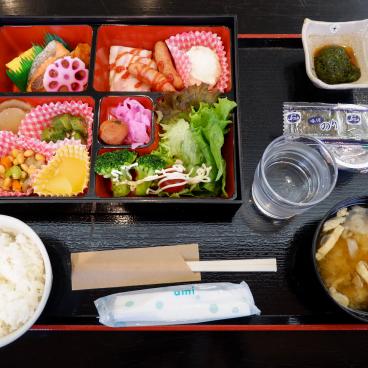 Hôtel Folkloro (Kakunodate), petit-déjeuner japonais traditionnel dans un hôtel