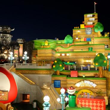 Super Nintendo World (USJ, Osaka), vue de nuit sur le Royaume Champignon, la forteresse de Bowser et le Mont Kiléraide