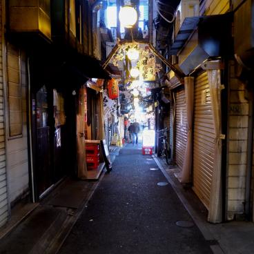 Tokyo dans le noir sous état d'urgence, Shinjuku Omoide Yokocho