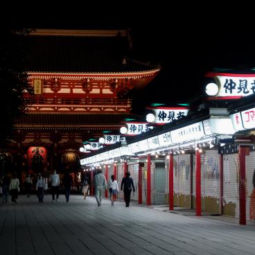 Tokyo dans le noir sous état d'urgence, Asakusa Senso-ji