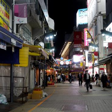 Tokyo dans le noir sous état d'urgence, Ueno Ameyoko