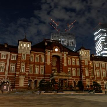 Tokyo dans le noir sous état d'urgence, Marunouchi gare de Tokyo