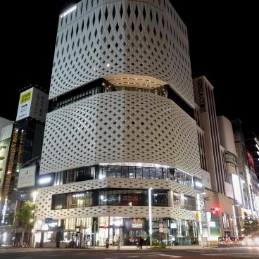 Tokyo dans le noir sous état d'urgence, carrefour de Ginza