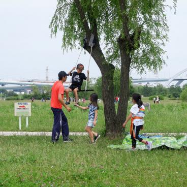 Fête des pères au Japon, moments père-enfants au parc 2