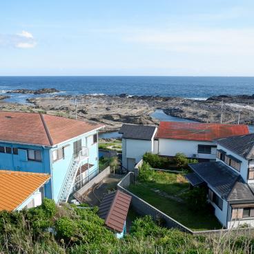 Jogashima (Miura), vue sur les maisons et le littoral au sud de l'île