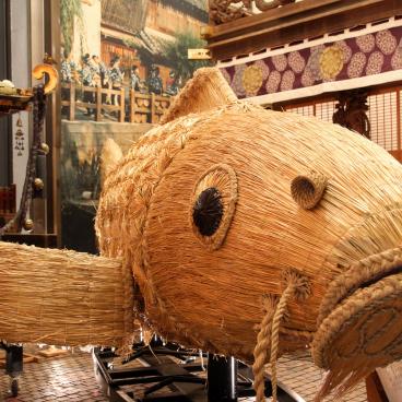 Sawara (Katori, Chiba), représentation de Namazu en paille pour le Sawara Matsuri au musée Dashi Kaikan 