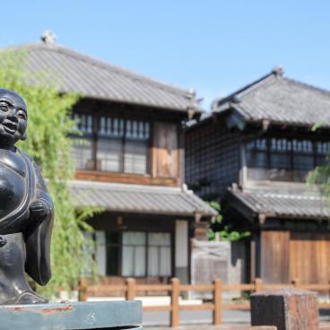 Sawara (Katori, Chiba), statuette japonaise et maisons traditionnelles le long du canal