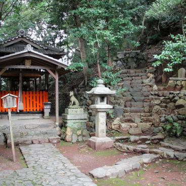 Ujigami-jinja, sanctuaire secondaire et représentations de kitsune