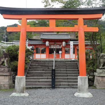 Uji-jinja, porte torii et vue sur les bâtiments du sanctuaire