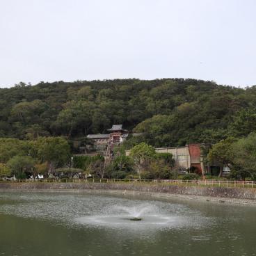 Parc Mitaraiike (Wakayama), vue sur le plan d'eau et le sanctuaire Wakaura Tenmangu 