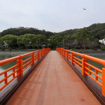 Parc Mitaraiike (Wakayama), pont vermillon sur le plan d'eau