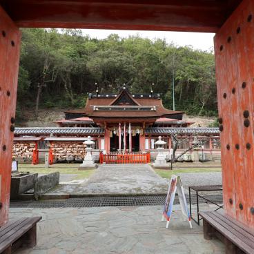 Wakaura Tenmangu (Wakayama), vue sur le bâtiment principal depuis la porte du sanctuaire