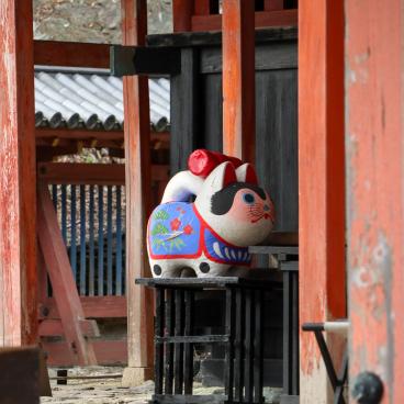 Wakaura Tenmangu (Wakayama), statue Inu-Hariko en papier maché